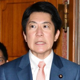 なぜ企業努力をするカルビーをヒアリングするといきなり言い出すのか（佐藤啓官房副長官）／（Ｃ）日刊ゲンダイ