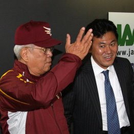 三木谷オーナー（右）と野村監督（Ｃ）日刊ゲンダイ