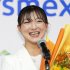 花束を手に笑顔を見せる坂本花織（Ｃ）共同通信社