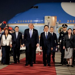 北京に到着したトランプ米大統領（Ｃ）ロイター