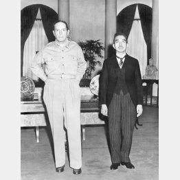 連合国軍総司令部のマッカーサー元帥と会見する昭和天皇＝東京・赤坂の米国大使館、1945年9月27日（Ｃ）共同通信社