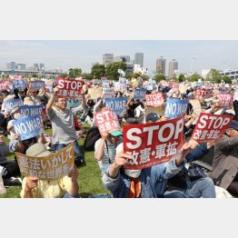 日本国憲法施行から79年の建国記念日を迎え、護憲派の集会でメッセージを揚げる参加者ら（2026年5月3日、東京都江東区）／（Ｃ）日刊ゲンダイ