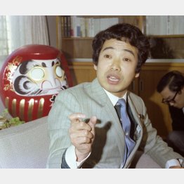 「沖縄開発庁政務次官を辞任し、自民党を離党する」と記者会見で述べる立川談志（Ｃ）共同通信社