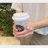 両手で包むように持つ（Ｃ）日刊ゲンダイ