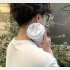 首の左右交互に当てる（Ｃ）日刊ゲンダイ