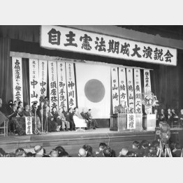 自主憲法期成大演説会。演説する鳩山一郎首相（1956＝昭和31＝年1月28日、東京・共立講堂）／（Ｃ）共同通信社