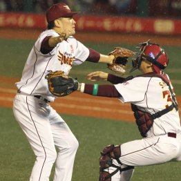 2013年日本一で田中将大（左）と抱き合う嶋基宏（Ｃ）日刊ゲンダイ