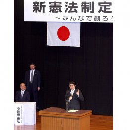 「自由民主党　新憲法制定推進の集い」で挨拶をする安倍晋三総裁（2007＝平成19＝年4月24日、東京・九段会館）／（Ｃ）日刊ゲンダイ