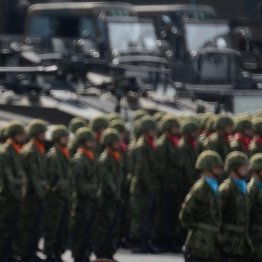政府は「幕僚長」を「大将」、「1佐」を「大佐」にする階級呼称の変更を実施し、いよいよ自衛隊を普通の軍隊にする方針だ（Ｃ）日刊ゲンダイ