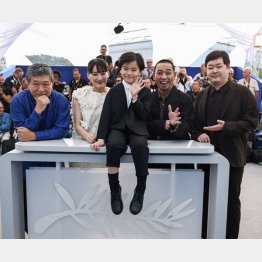 第79回カンヌ映画祭。是枝裕和監督（左）と映画「箱の中の羊」出演の俳優たち（Ｃ）ロイター