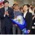 神戸市の久元喜造市長（左）らから歓迎を受ける元フィギュアスケート選手の坂本花織共同セレクト