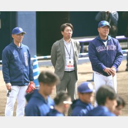 左が中日・嶋基宏ヘッドコーチ（Ｃ）日刊ゲンダイ