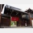 立派な「薬医門」がお出迎え（Ｃ）日刊ゲンダイ