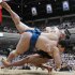 霧島（奥）がうっちゃりで琴栄峰を下す（Ｃ）共同通信社