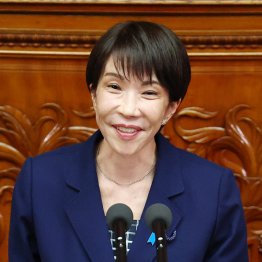 絡みついてくる⁉（Ｃ）日刊ゲンダイ