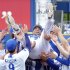 24日の試合後にナインに胴上げされたビシエド（Ｃ）共同通信社