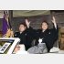 兄の若元春（左）と優勝パレードする若隆景（Ｃ）共同通信社