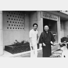 若き日の柳家小さん（右）と立川談志（写真提供／談志役場）