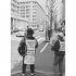 バブル崩壊後、大問題になった（東京三菱銀行本店前で訴える被害者＝1996年）／（Ｃ）共同通信社