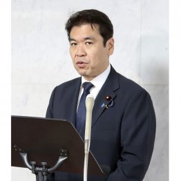 今回は、なぜ？（高校側に指導通知「教育基本法に違反」の通達について会見する松本洋平文科相）／（Ｃ）共同通信社
