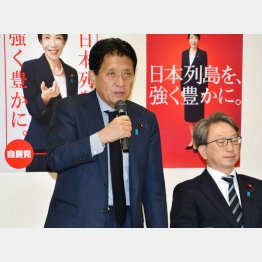 聞こえの良い言葉に置き換えても全国民の一挙手一投足をあまねく監視（平井卓也デジタル社会推進本部本部長ら＝左）／（Ｃ）日刊ゲンダイ