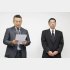 辞任会見をする阿部監督（左は長女の手紙を読む代理人）／（Ｃ）共同通信社