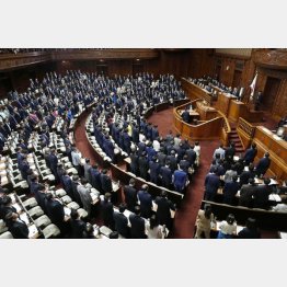 成果は何？（国会議員の期末手当〈ボーナス・賞与〉を現行水準に据え置く歳費法改正案が自民党などの賛成多数で可決、衆院を通過）／（Ｃ）共同通信社
