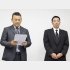 巨人・阿部慎之助前監督（右）の、長女の手紙を読む代理人（Ｃ）共同通信社