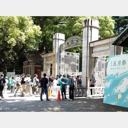 東大五月祭は爆破予告で一部中止に。二日目は手荷物検査が実施された（東大本郷キャンパス）／（Ｃ）日刊ゲンダイ