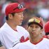 羽月（手前）の告発で、新井監督（奥）いよいよ立場危うし（Ｃ）共同通信社