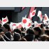 衆院選で高市首相の「第一声」で小旗を振る人々（Ｃ）共同通信社