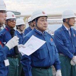 政府見解と現場との大きなギャップ、国民は不安だらけ（ENEOS喜入基地を視察する赤沢経産相）／（Ｃ）共同通信社