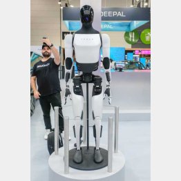 テスラ社製の人型ロボット「オプティマス」（Ｃ）ロイター／SOPA Images