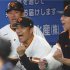 則本昂大（中央）／（Ｃ）日刊ゲンダイ