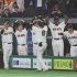 丸佳浩を迎えるベンチ・ナイン（Ｃ）日刊ゲンダイ