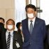 アベノマスクをつける佐伯耕三内閣広報官（左）／（Ｃ）日刊ゲンダイ