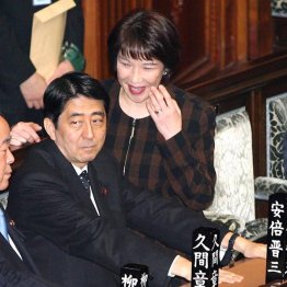 20年も前から担当していたんじゃないの？（安倍首相と高市少子化担当相＝2007年）／（Ｃ）日刊ゲンダイ