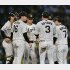 西勇輝（左2）のもとに集まる阪神ナイン（Ｃ）共同通信社