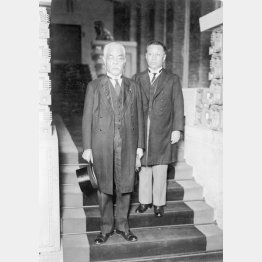 ロンドン海軍条約批准奏請に参内する浜口雄幸首相（左、1930＝昭和5＝年10月2日）／（日本電報通信社撮影）