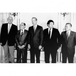 1985年9月22日プラザ合意。G5（日・米・英・独・仏）の蔵相・中央銀行総裁会議の竹下登蔵相（右端）／（Ｃ）A P ＝共同