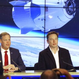 イーロン・マスク氏（右）の「スペースX」は上場間近（Ｃ）共同通信社