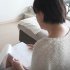 自分のカルテを見つめる女性（和田明美撮影）