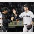 戸郷翔征（右）をねぎらう橋上秀樹監督代行（Ｃ）共同通信社