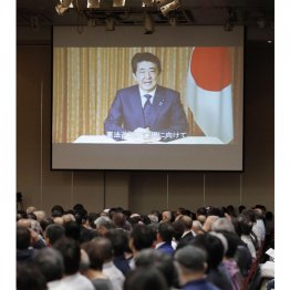 憲法改正を訴える集会でビデオメッセージで登場する安倍晋三首相（当時）／（Ｃ）共同通信社
