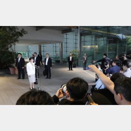 お粗末極まりない顛末（中傷動画疑惑について、記者に囲まれ取材に応じる高市首相＝左）／（Ｃ）共同通信社