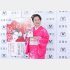 小説を手に微笑む山村紅葉（Ｃ）日刊ゲンダイ