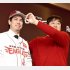 ハレの舞台には出てくる石井一久GM（左は前田健太）／（Ｃ）共同通信社
