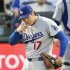 中指を気にする大谷翔平（Ｃ）共同通信社