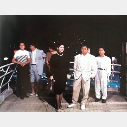 天安門事件のあと喪服を着て歌うテレサ（提供写真）