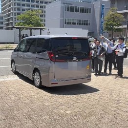 裁判所を出る羽月氏（提供写真）